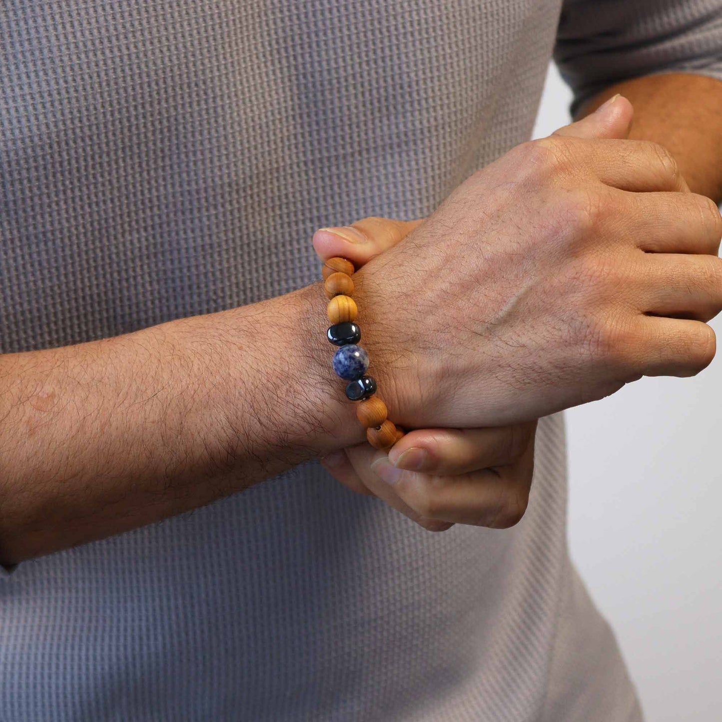 Bracciale in legno di cedro per il chakra della gola con sodalite