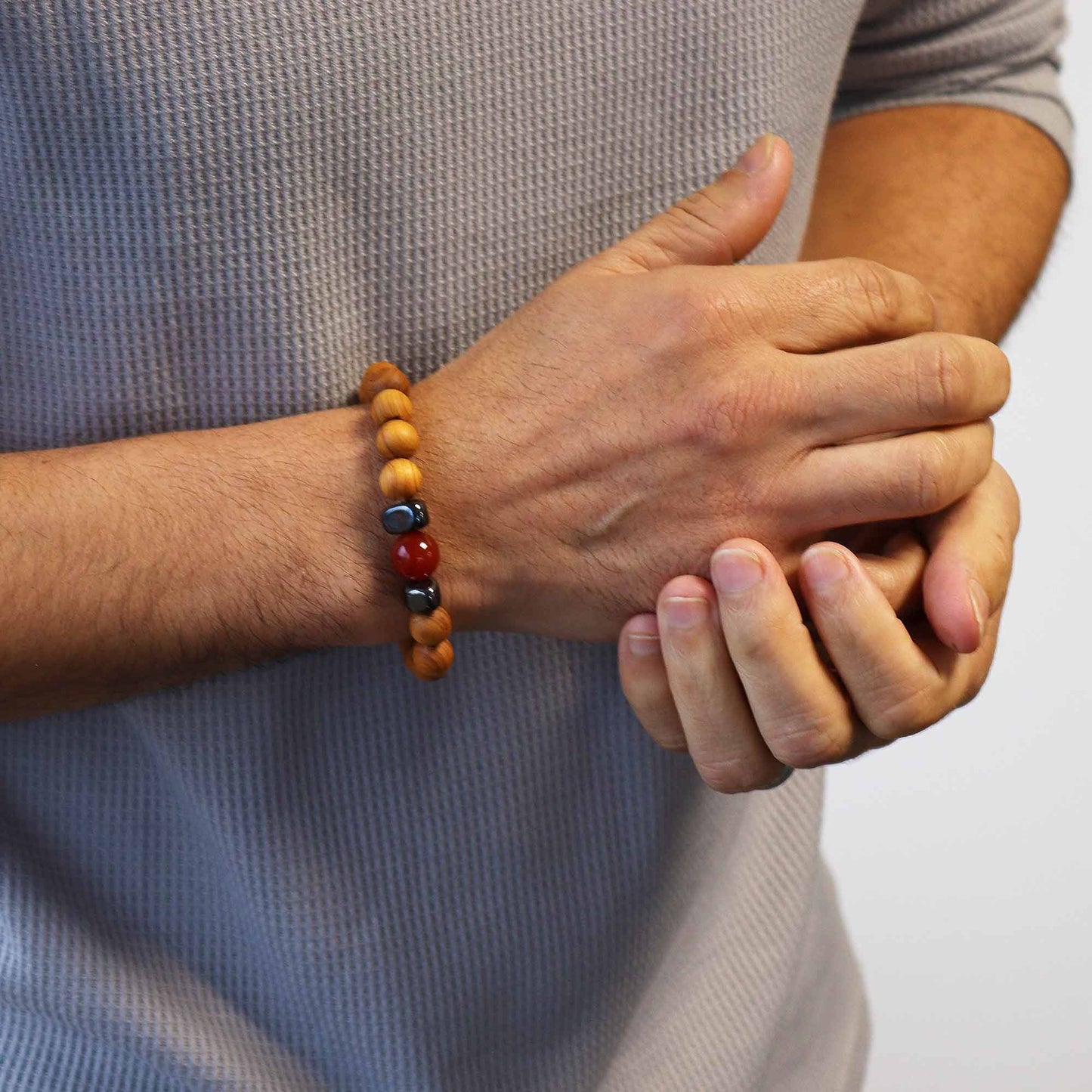 Bracciale in legno di cedro per il chakra della radice con diaspro rosso