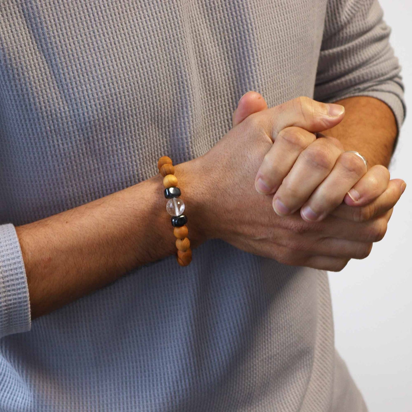 Bracciale in legno di cedro per il chakra della corona con cristallo (quarzo trasparente)