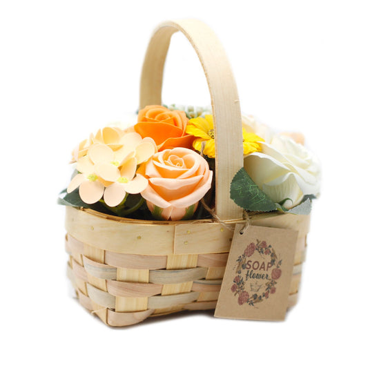 Bouquet arancione medio in cesto di vimini