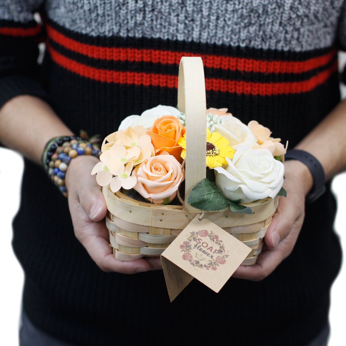 Bouquet di lillà medio in cesto di vimini