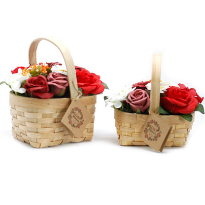 Grande bouquet rosso in cesto di vimini