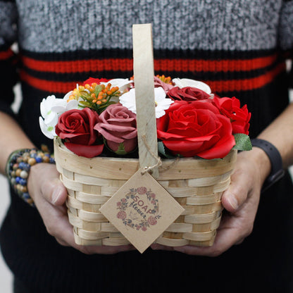 Grande bouquet di lillà in cesto di vimini
