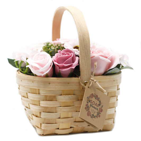 Grande bouquet rosa in cesto di vimini