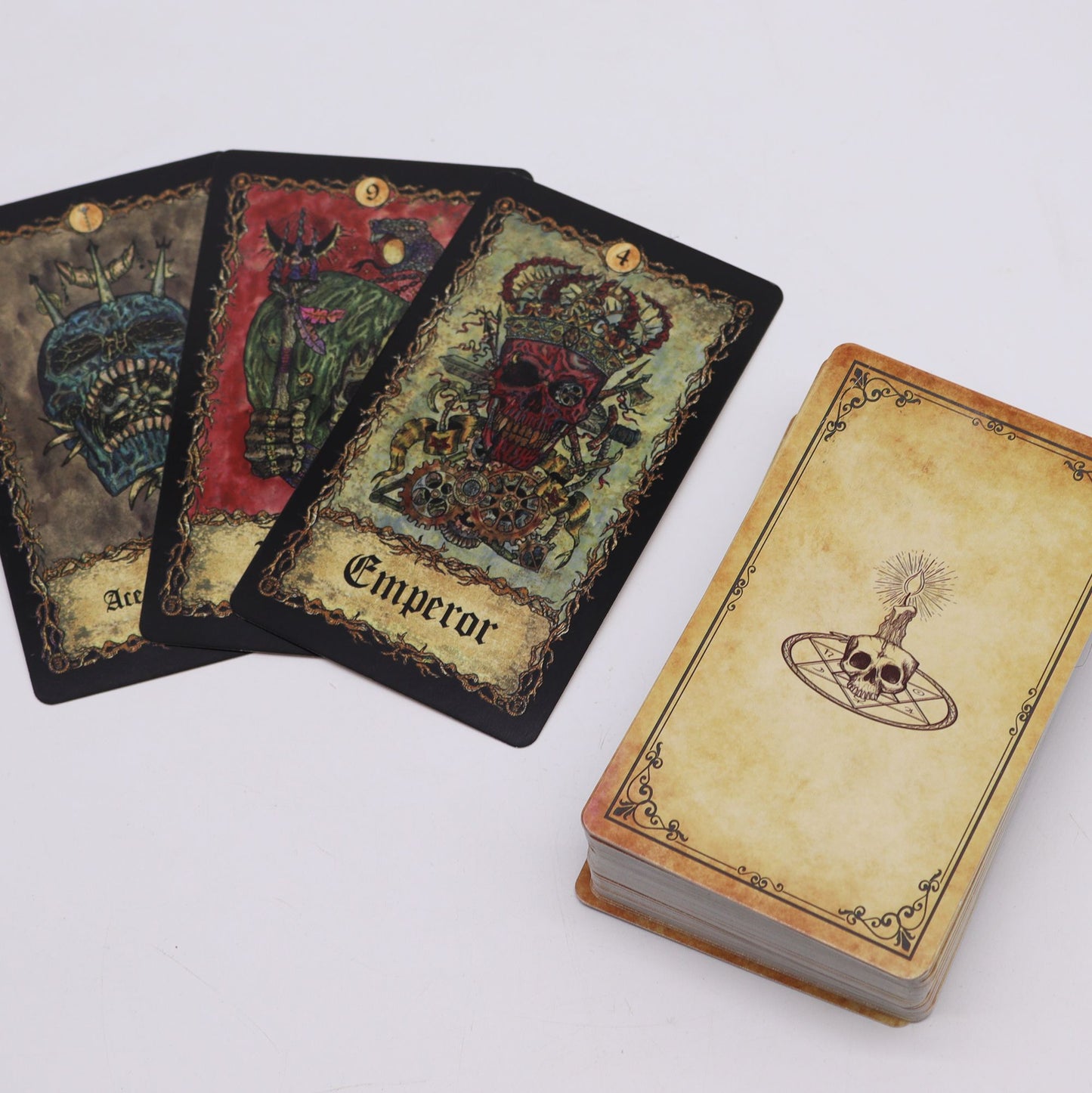 Carte dei Tarocchi con libro di accompagnamento – Requiem degli Arcani
