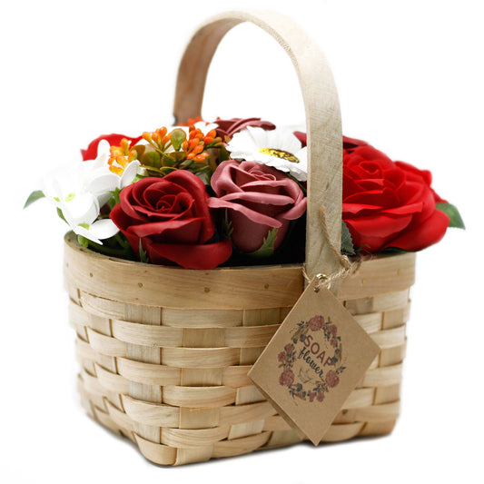 Grande bouquet rosso in cesto di vimini