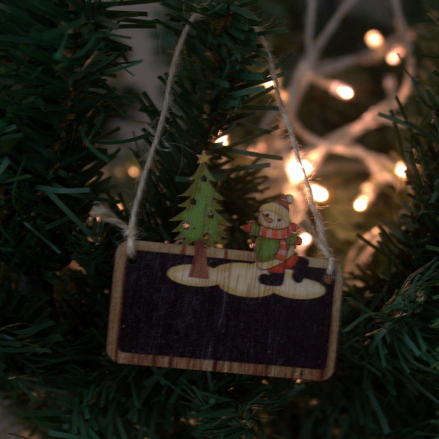 Confezione da 2 decorazioni natalizie in legno – Pupazzo di neve e albero 